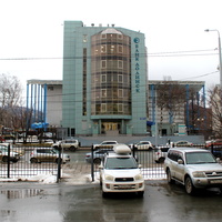 Здание банка "Долинск" на ул. Комсомольской.