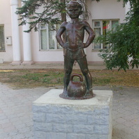 Скульптура "Мальчик с гирей" на набережной им. Горького около биоклиматической станции.