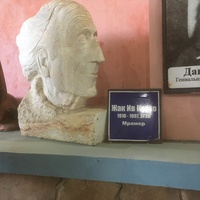 Музей мировой скульптуры, великих людей России, великих людей планеты в Шелковичном сквере. Жак Ив Кусто