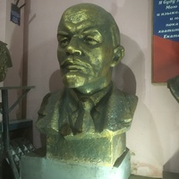 Музей мировой скульптуры, великих людей России, великих людей планеты в Шелковичном сквере. Ленин-гений