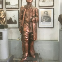 Музей мировой скульптуры, великих людей России, великих людей планеты в Шелковичном сквере. Ломоносов М.В.