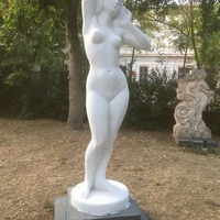 Музей мировой скульптуры, великих людей России, великих людей планеты в Шелковичном сквере. Обнажённая