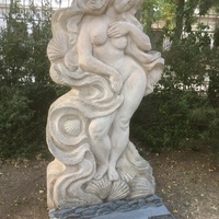 Музей мировой скульптуры, великих людей России, великих людей планеты в Шелковичном сквере. Афродита