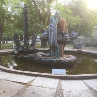 Музей мировой скульптуры, великих людей России, великих людей планеты в Шелковичном сквере.
