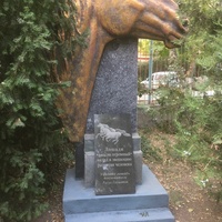 Музей мировой скульптуры, великих людей России, великих людей планеты в Шелковичном сквере. Лошади внесли огромный вклад в эволюцию развития человека