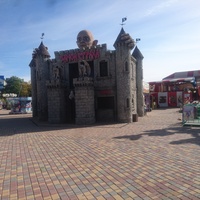 Парк развлечений «Авангард» на проспекте Ленина. Замок страха