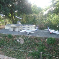 Парк «Крым в миниатюре» на территории старинной дачи "Альпийская Роза". Макет аэропорта в Симферополе