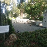 Парк «Крым в миниатюре» на территории старинной дачи "Альпийская Роза". Макет ж/д вокзала в Симферополе
