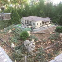 Парк «Крым в миниатюре» на территории старинной дачи "Альпийская Роза". Макет дома Воронцова в Симферополе