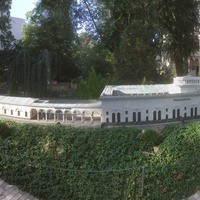 Парк «Крым в миниатюре» на территории старинной дачи "Альпийская Роза". Макет ж/д вокзала в Симферополе