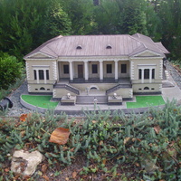 Парк «Крым в миниатюре» на территории старинной дачи "Альпийская Роза". Макет дома Воронцова в Симферополе