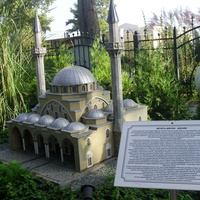 Парк «Крым в миниатюре» на территории старинной дачи "Альпийская Роза". Макет мечети Джума Джами вЕвпатории