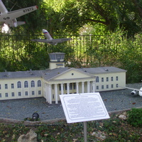 Парк «Крым в миниатюре» на территории старинной дачи "Альпийская Роза". Макет аэропорта в Симферополе
