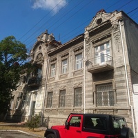 Дом Шапшала Жилой дом постройки 1916 г., в котором 1916-1919 годах жил духовный наставник караимов, тюрколог-ориенталист, профессор Серая Маркович Шапшал.