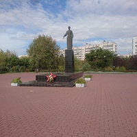 Мемориа́льный ко́мплекс «Кра́сная го́рка». Памятник скорбящей матери.