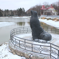 Скульптура "Сивуч" на озере Верхнее.