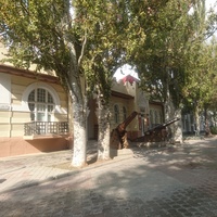 Краеведческий музей (бывшая дача купца Ю.М. Гелеловича постройки 1912г.), основанный в 1921г.