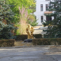 Памятник Ленину и мальчику, рядом с ним у входа в санаторий "Приморский"
