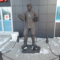 Памятник Хоккеистам клуба Локомотив