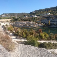 Вид с восточной части Монастырской скалы на старые каменоломни и озеро Святого Климента - бывший карьер,