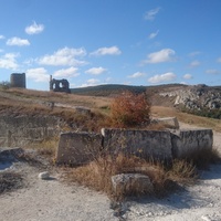 На Монастырской скале. Вид на часть старых каменоломен. Остатки одной из башен и стены крепости Каламита. За ж/д - на взорванные "Шампаны" -