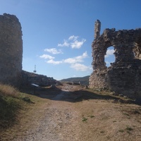 Остатки башен (полукруглой слева и надвратной) крепости Каламита в юго-западной части Монастырской скалы