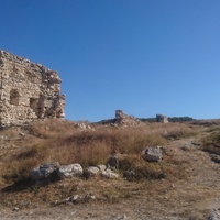 Остатки башен и стен крепости Каламита в юго-западной части Монастырской скалы