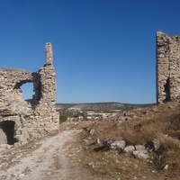 Остатки башен (надвратной слева и полукруглой) крепости Каламита в юго-западной части Монастырской скалы