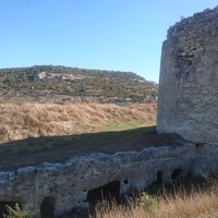 Остатки одной из башен крепости Каламита на вершине юго-западной части Монастырской скалы. К ней примыкает вырубленная в скале траншея с нишами