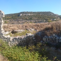 Остатки стены крепости Каламита на вершине юго-западной части Монастырской скалы