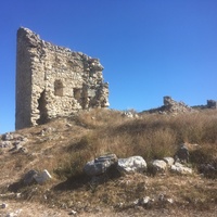 Остатки полукруглой башни и стен крепости Каламита в юго-западной части Монастырской скалы