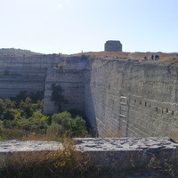 На Монастырской скале. Вид на восточную стену старого карьера каменоломни, панель солнечной батареи и остатки башни  и стены крепости Каламита