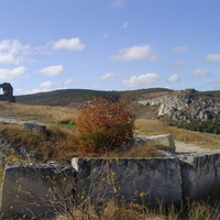 На восточной части Монастырской скалы. Остатки надвратной башни крепости Каламита, угол старого карьера каменоломни. За скалой - долина Чёрной речки, взорванные "Шампаны"