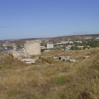 Остатки башни и стены крепости Каламита на Монастырской скале. За ними - жилой сектор Инкермана