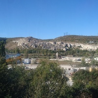 Вид с Монастырской скалы на пром. зону,  Каменоломенный овраг с взорванными штольнями в "Шампанах" и Зелёную горку справа