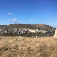 Остатки одной из башен крепости Каламита на вершине юго-западной части Монастырской скалы. За скалой - долина Чёрной речки, взорванные "Шампаны" слева и Зелёная горка