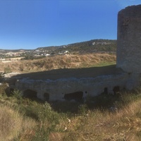Остатки одной из башен крепости Каламита на вершине юго-западной части Монастырской скалы. К ней примыкает вырубленная в скале траншея с нишами. Далее виден жилой сектор Инкермана у подножия Инкерманских гор и слева за Инкерманом - Мекензиевые горы
