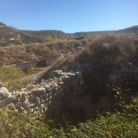 Остатки одной из башен крепости Каламита на вершине центральной части Монастырской скалы. За ней вырубленная в скале траншея с нишами.