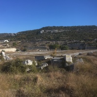 Остатки построек крепости Каламита на Монастырской скале. Далее - часть карьера каменоломни, за ним- высота 220м Инкерманских гор. Слева - часть жилого сектор Инкермана