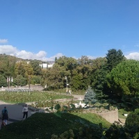 В парке перед Ливадийским дворцом