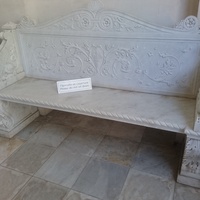 У входа в Ливадийский дворец. Мраморная скамейка с подлокотниками в виде грифонов