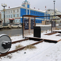 Сквер на привокзальной площади, посвященный истории развития островной железной дороги.