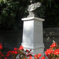 Памятник императору Николаю II напротив главного входа во дворец.