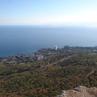 Вид со смотровой площадки на Кызыл-Кая (Красной скале) на побережье и акваторию Чёрного моря у посёлка Форос