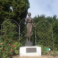 Никитский ботанический сад. Верхний парк. Скульптура богини Флоры