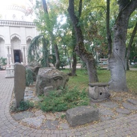 Старый парк. Аллея с камнями у Дома Востока