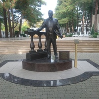 Памятник Кисель Е.К.  на ​Лермонтовском бульваре - почётного гражданина Геленджика, заслуженного работника гражданской авиации