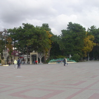 Центральная площадь с цветником "Геленджик" у Первомайского сквера и аркой с часами на входе в Первомайский сквер