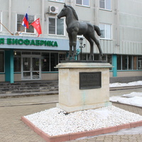 Скульптура жеребёнка (скульптор В.Клыков) у биофабрики.