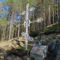 Поклонный крест на месте, где в 1918 году был убит большевиками клирик Сретенского храма диакон Иоанн Плотников